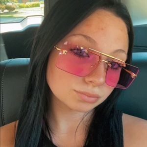 Meet your Posher, Ava